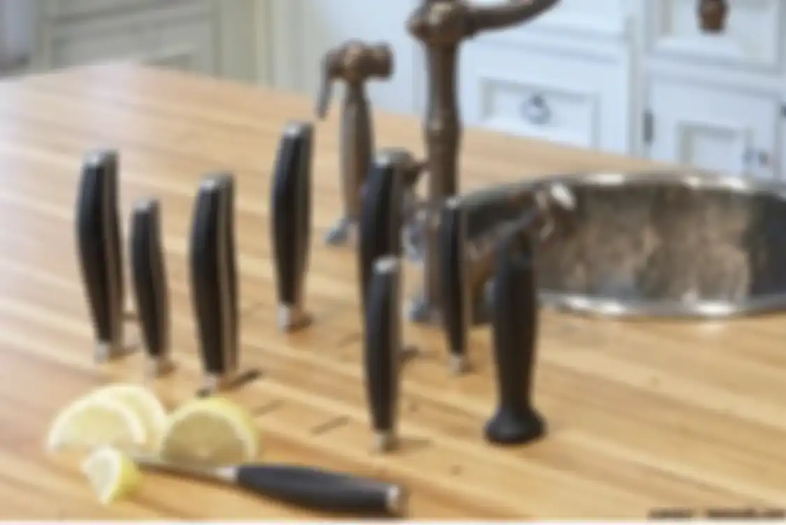 Desain tempat penyimpanan dapur dirancang dengan gaya modern. Foto hasilnya menjadi sorotan. Perabotan dapur sengaja ditata.