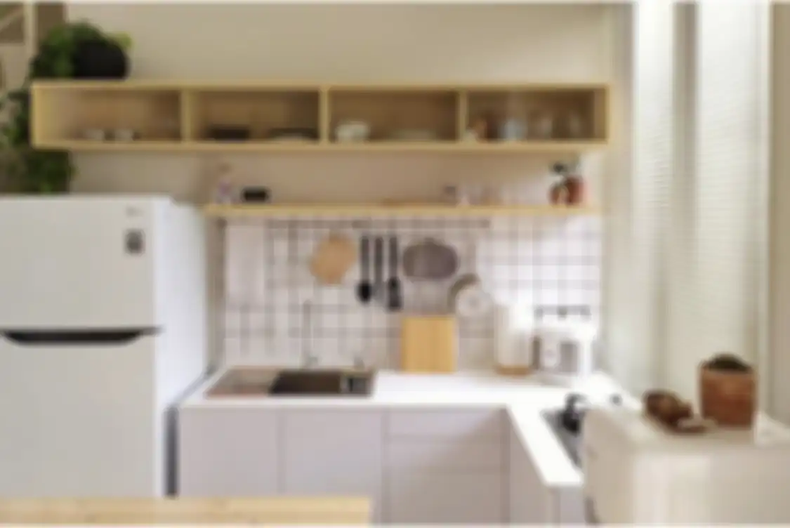 Desain dapur warna putih di rumah minimalis dijamin anti monoton. Coba pasang dekorasi model tak biasa. Foto hasilnya dipuji.