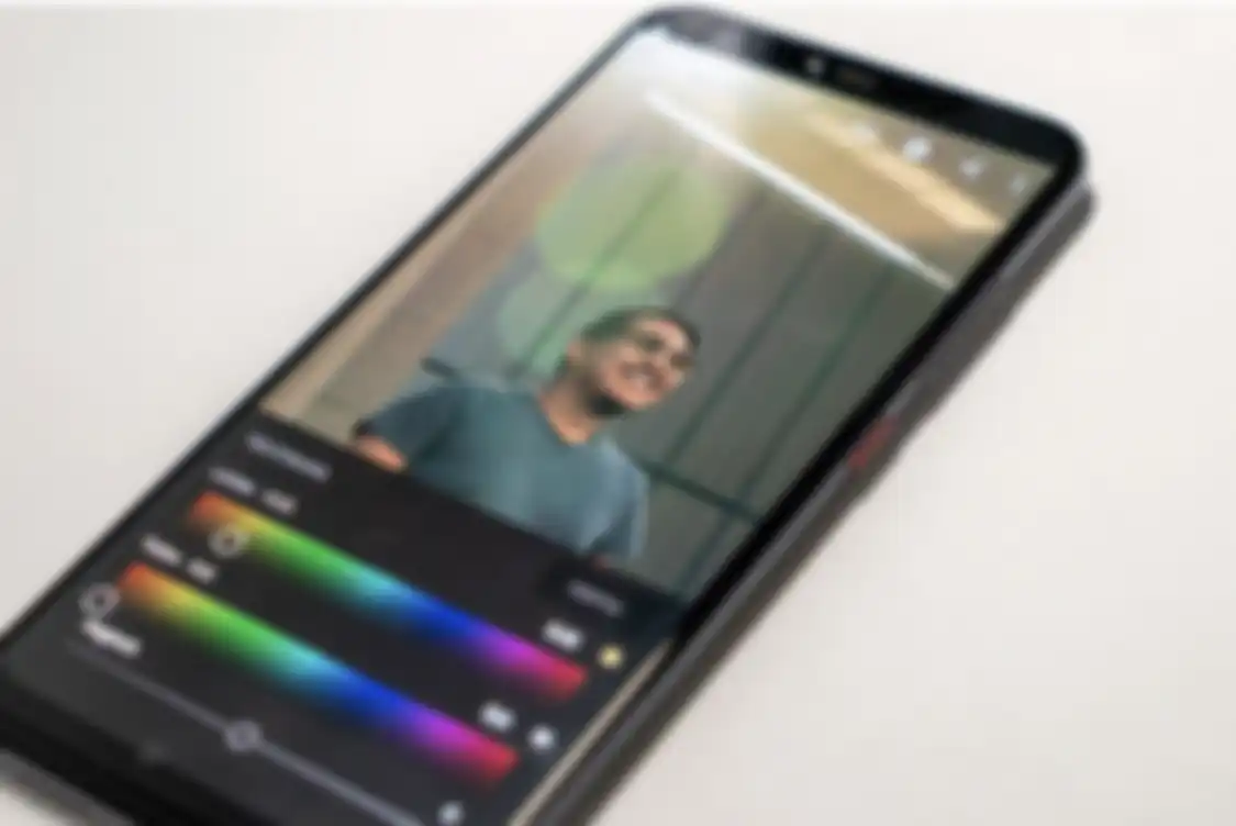 Membuat foto wajah blur dengan memakai cara mudah di PicsArt.