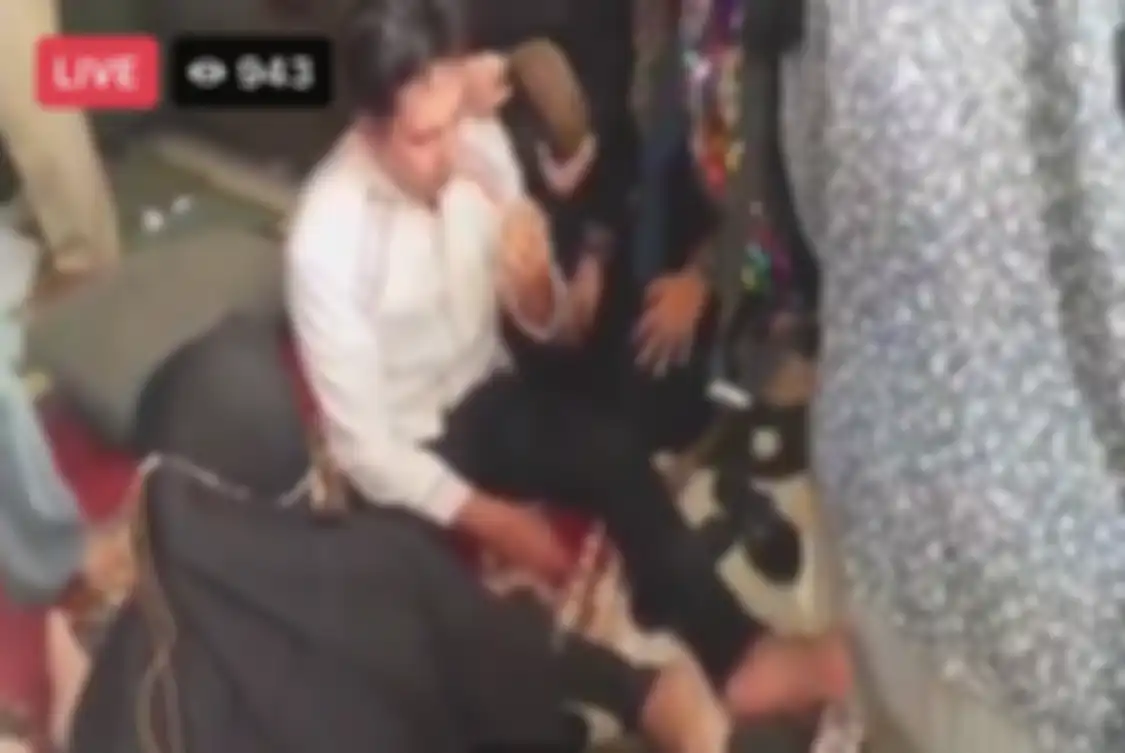 Kiki Farrel menangis tersedu di depan jenazah ibunda yang meninggal dunia di hari Kamis pagi. Dia sempat unggah foto kondisi sang ibunda.