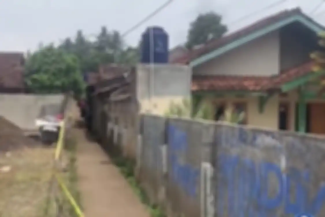 Rumah Wowon Erawan tersangka pembunuhan sekeluarga di Bekasi dengan cara diracun. Adik ipar korban ikut menjadi tersangka.