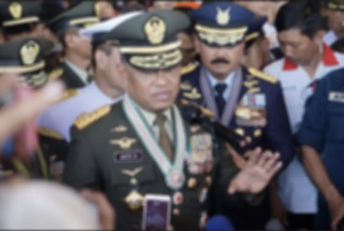 Foto Presiden Jokowi jalan kaki di acara HUT TNI 2017 sempat heboh. Peristiwa itu jadi penyebab Jenderal Gatot didepak. 