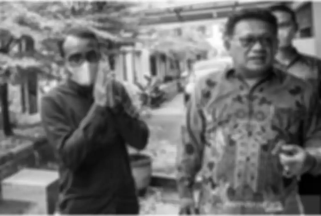 Dalam foto sebelumnya, dosen Unsri Reza Ghasarma selalu terlihat tenang. Namun, tampang dosen cabul ini berbeda saat pakai baju tahanan.