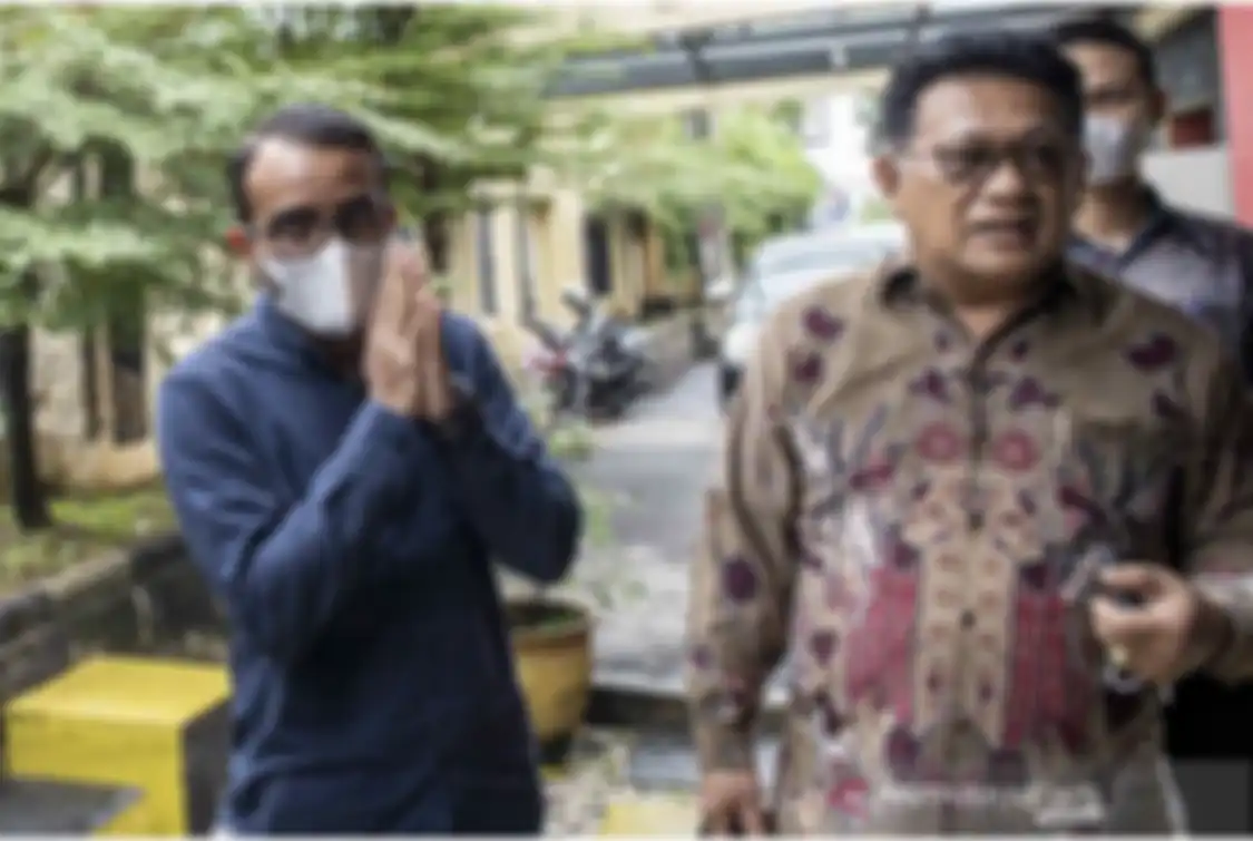 Dalam foto sebelumnya, dosen Unsri Reza Ghasarma selalu terlihat tenang. Namun, tampang dosen cabul ini berbeda saat pakai baju tahanan.