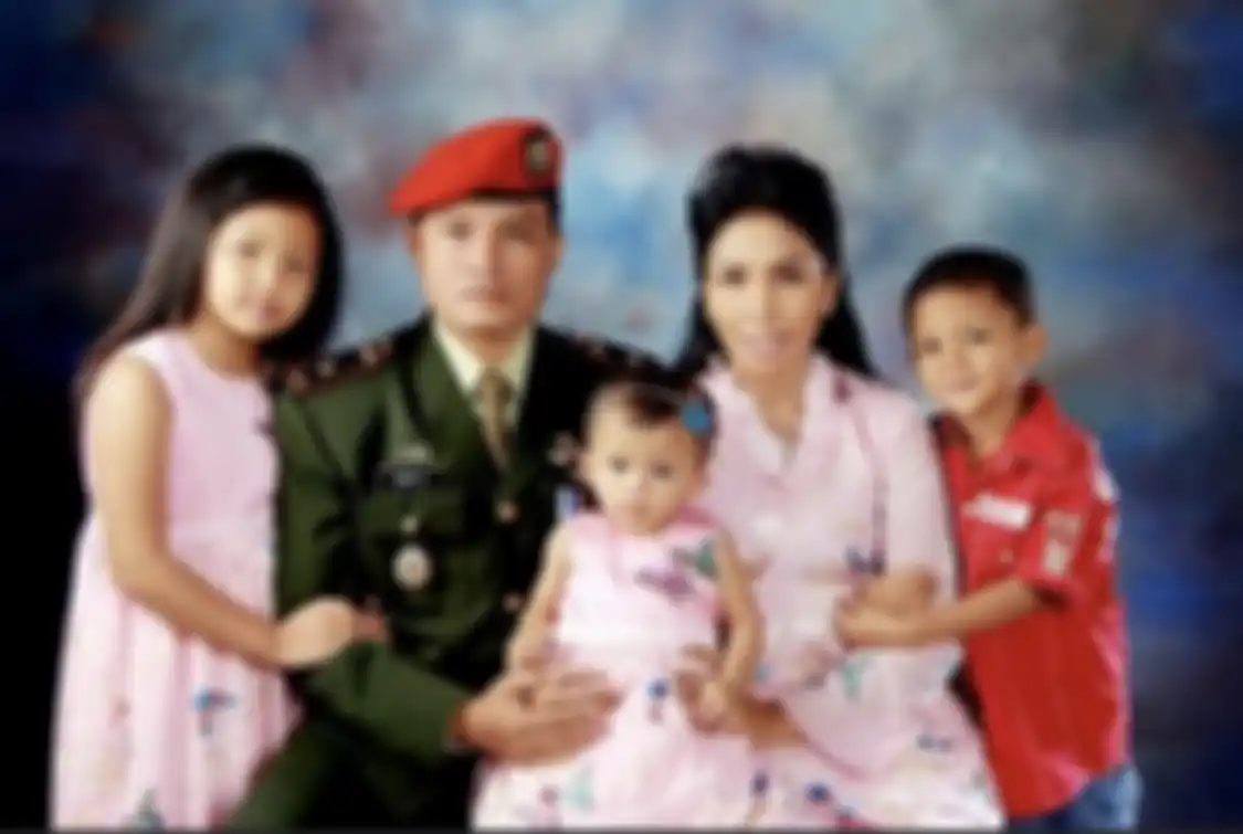 Dalam foto lawas, Widi terlihat duduk sebangku dengan Tukul Arwana. Widi dan Tukul terlihat berbincang akrab dalam sebuah acara. 