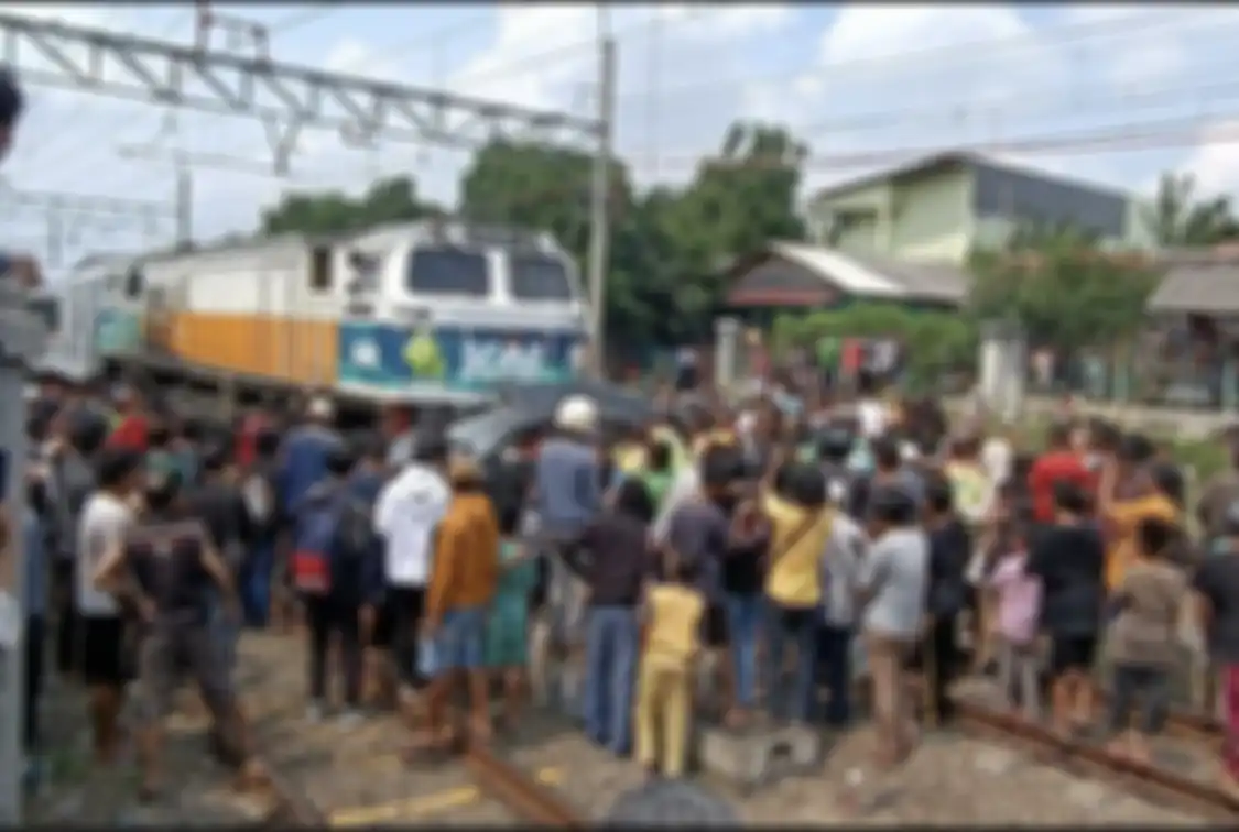 Foto penampakan mobil Avanza yang diseruduk KA Argo Sindoro bikin merinding. Begini kondisi sopirnya usai kecelakaan fatal.