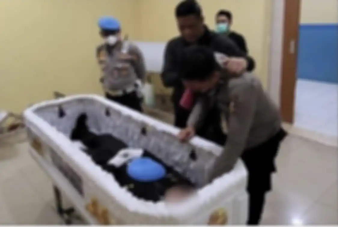 Ade Firmansyah ketua tim autopsi ulang Brigadir J menjawab begini disinggung keterlibatan dokter forensik RS Polri. Foto almarhum ditangisi.
