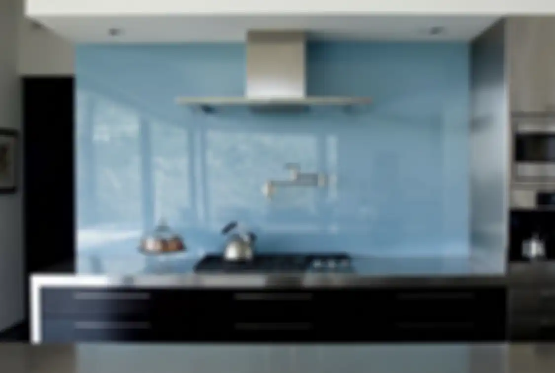 Biru muda menjadi pilihan warna yang cocok untuk dipakai di dapur ukuran sempit. 