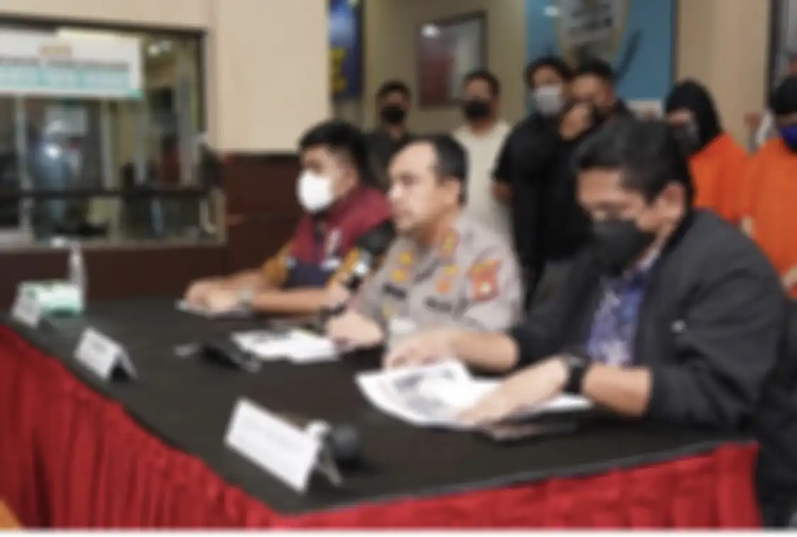 Anak buah Kapolda Metro Jaya, Kombes Budhi Herdi cuma respons begini saat lihat ART Ferdy Sambo siram darah di TKP kasus Brigadir J.