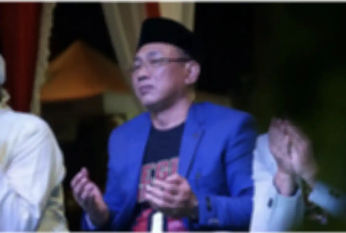 Wali Kota Cilegon Helldy Agustian sebelum digoyang penolakan gereja sempat digeruduk massa demo gegara masalah ini. Foto sosoknya viral. 