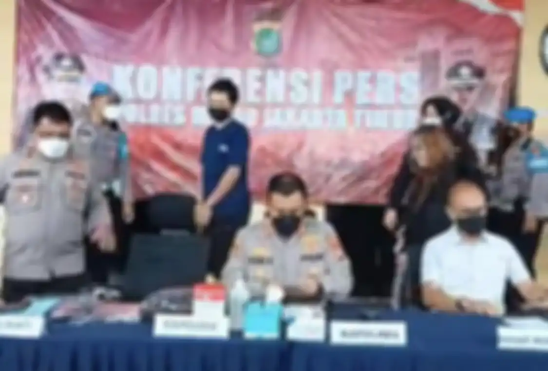 Kapolres Jaktim Kombes Budi Sartono mengunggah foto tampang pelaku pemerasan modus tabrak lari di Pasar Rebo.