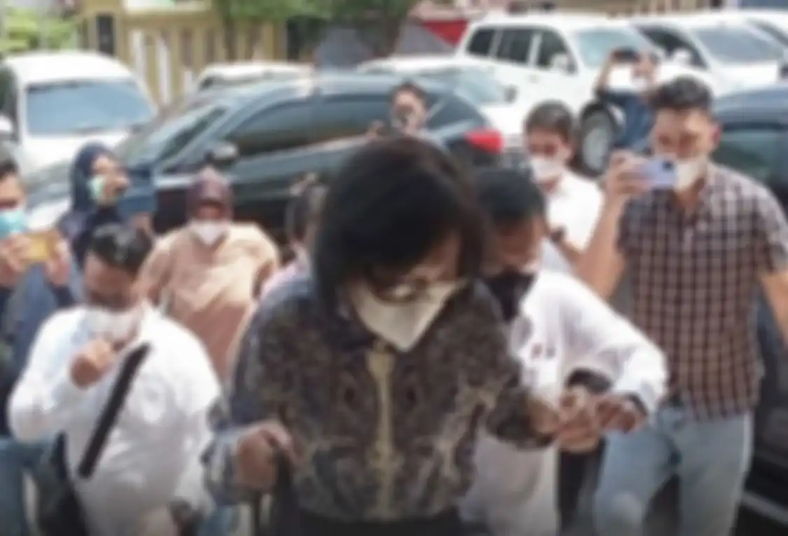 Anak Akidi Tio, Heryanti, diperiksa polisi. Kapolda Sumatera Selatan (Sumsel) Irjen Eko Indra Heri disebut kena prank usai pamer foto sumbangan Rp 2 triliun dari keluarga Akidi Tio.