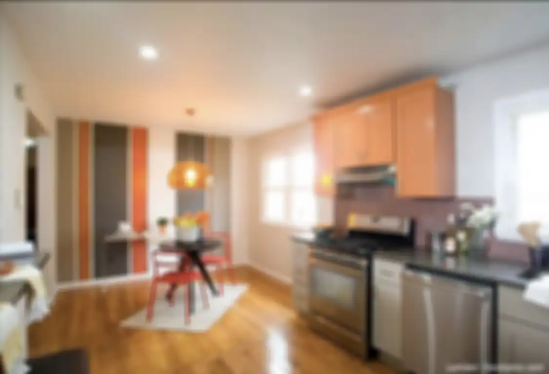 Dapur kecil yang dipasangi elemen dekorasi ini tampil mencuri perhatoan. Foto aplikasinya sampai bikin pemilik rumah mungil terkejut.