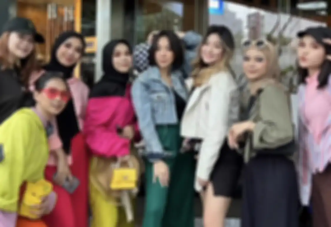 Gisel seperti ikut-ikutan Baim Wong dengan menginvasi Citayam Fashion Week demi bikin foto begini. Ujungnya, jualan demi cuan.