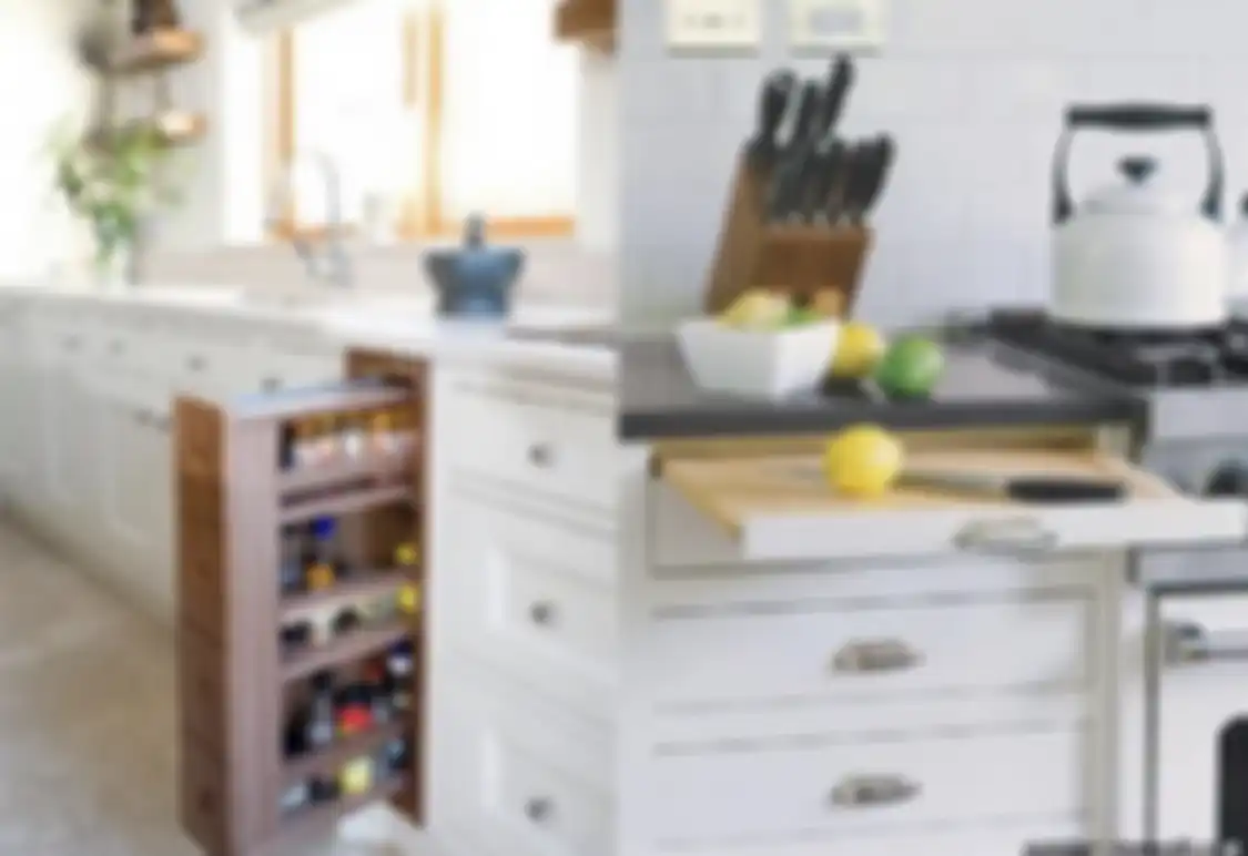 Desain tempat penyimpanan dapur dirancang dengan gaya modern. Foto hasilnya menjadi sorotan. Perabotan dapur sengaja ditata.