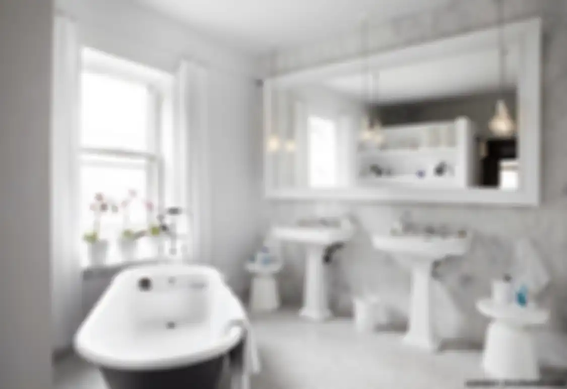 Foto interior kamar mandi mungil yang kian cantik menawan berkat cermin model begini. simak ulasannya.