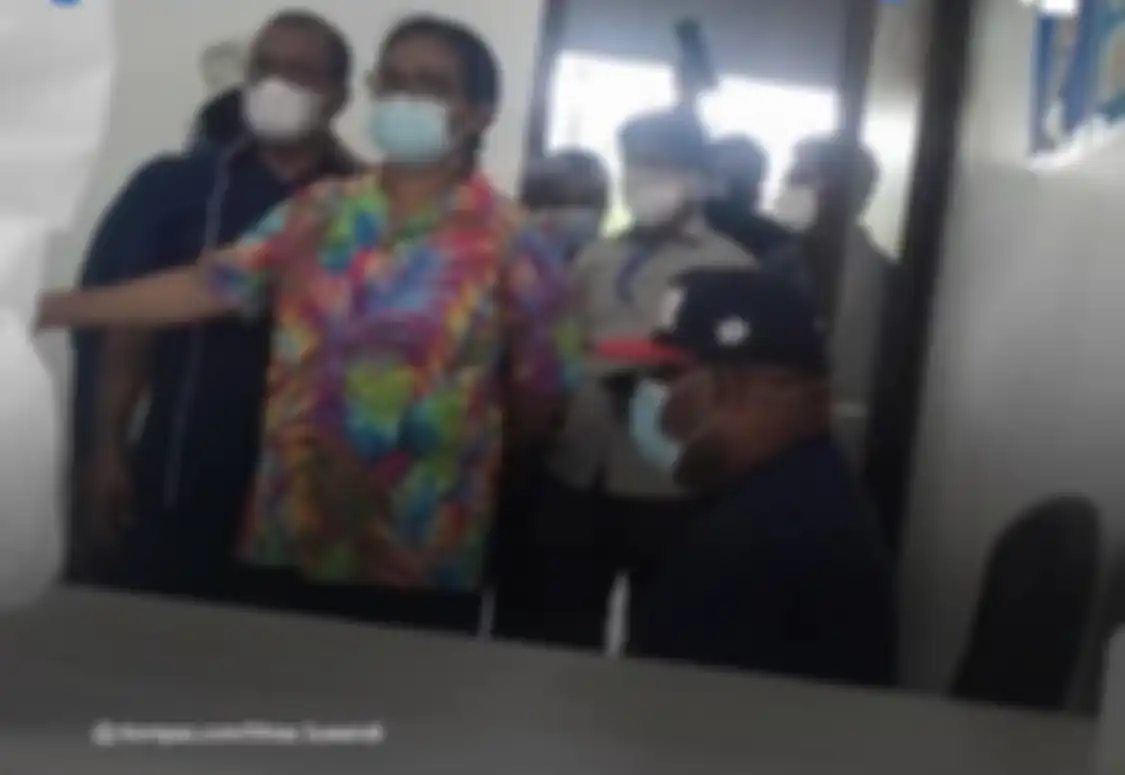 Lukas Enembe pernah disemprot Mendagri Tito Karnavian gegara pergi ke Papua Nugini pakai cara begini. Kini jadi tersangka KPK.