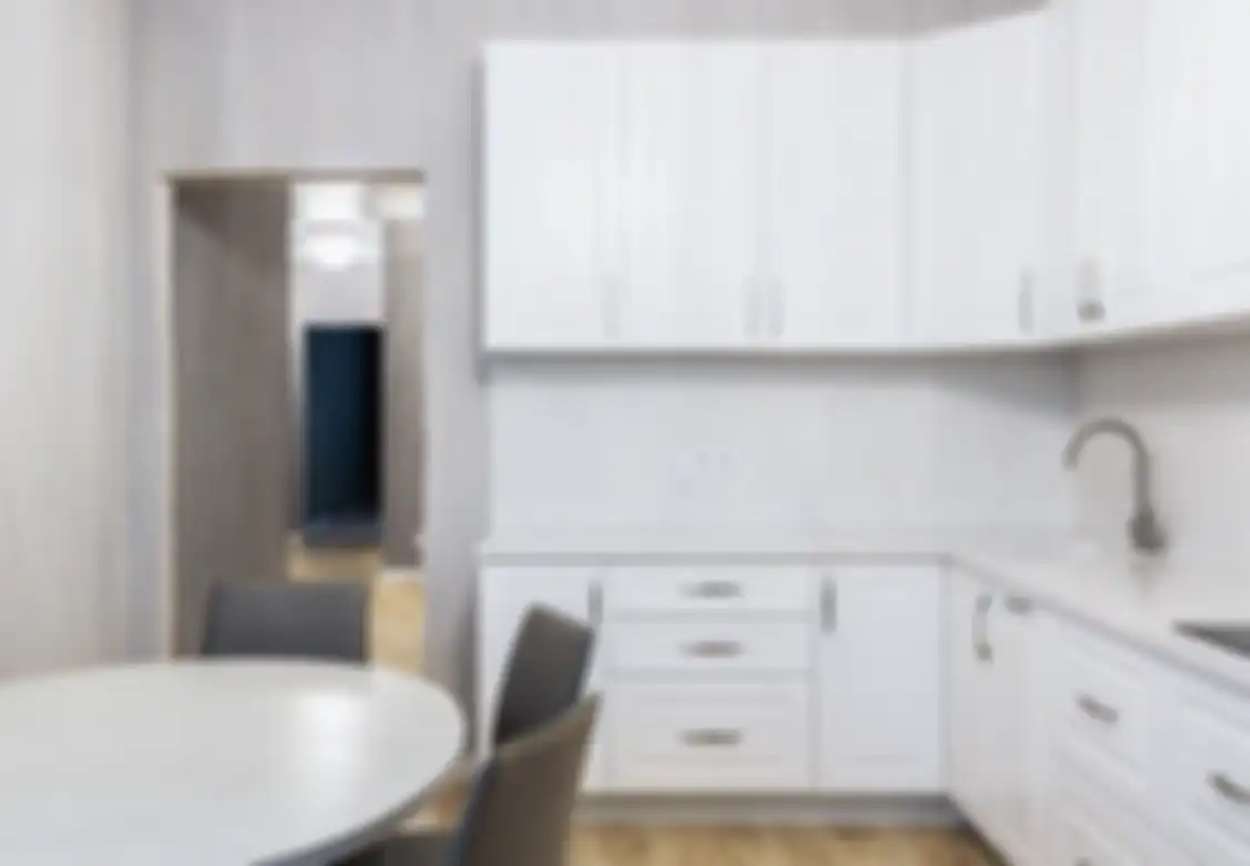 Meja dapur yang sengaja dibuat dari material tak biasa membuat foto desain dapur sederhana makin terlihat mewah.