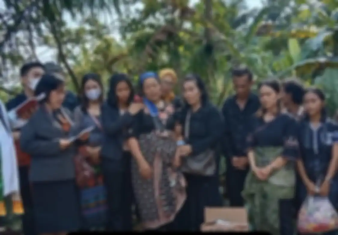 Ibunda Brigadir Yosua Rosti Simanjuntak menyebut anaknya pergi liburan bersama si jahat. Foto ibunda ajudan Kadiv Propam bikin nyesek. 