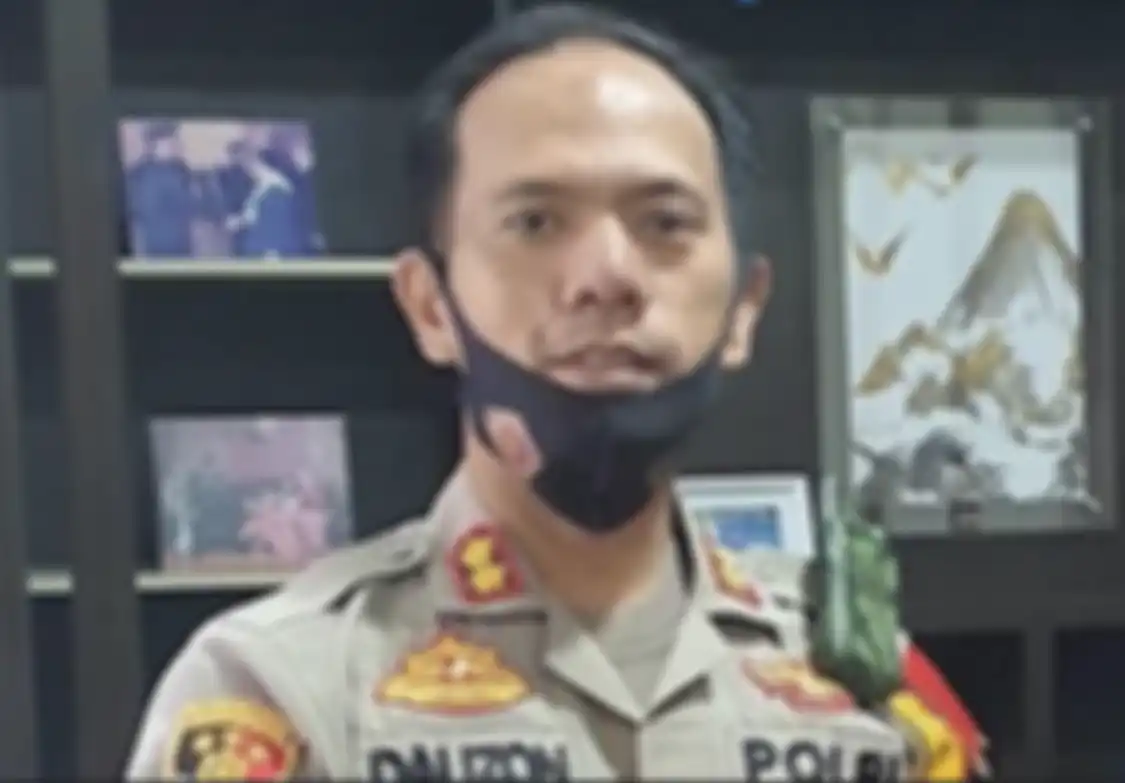 Mantan Kapolres OKU Timur yang ditangkap Ferdy Sambo mengaku setor Rp 500 juta ke atasan. Foto AKBP Dalizon jadi sorotan.