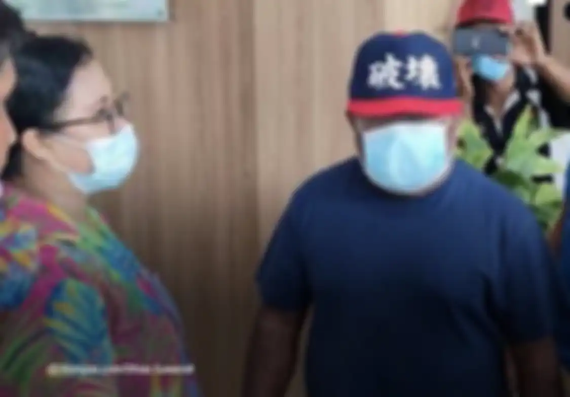 Lukas Enembe pernah disemprot Mendagri Tito Karnavian gegara pergi ke Papua Nugini pakai cara begini. Kini jadi tersangka KPK.