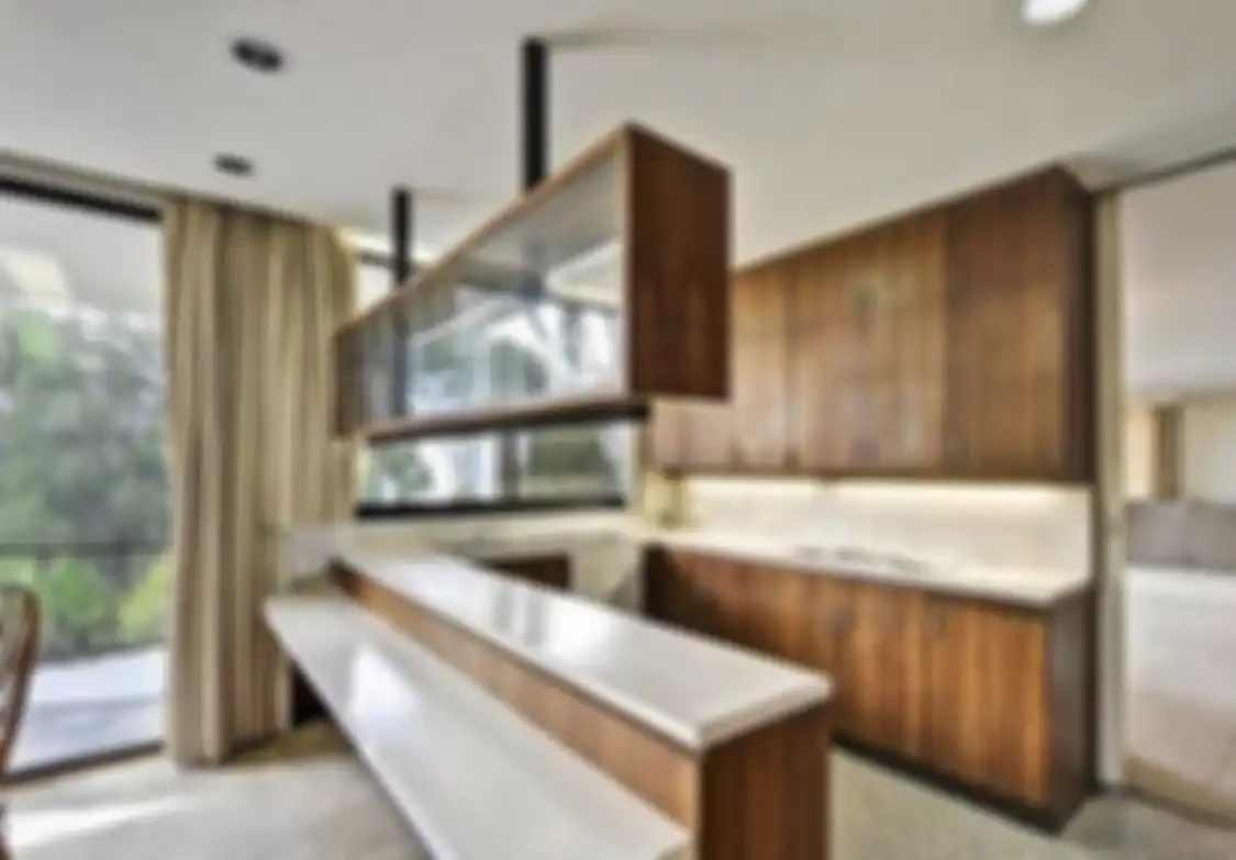 Lemari dapur dipilih dengan kriteria ini agar area memasak menjadi lebih lega. Intip yuk10  foto referensinya. 