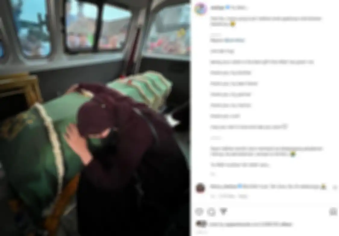 Unggahan Atalia saat Zara memeluk keranda jenazah Eril