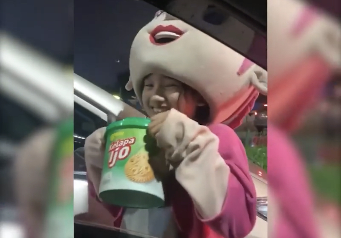 Elin pengamen cantik bikin jatuh hati netizen. Ini jawaban Elin yang bikin bapak-bapak kicep gegara dipaksa jadi anak angkat. 