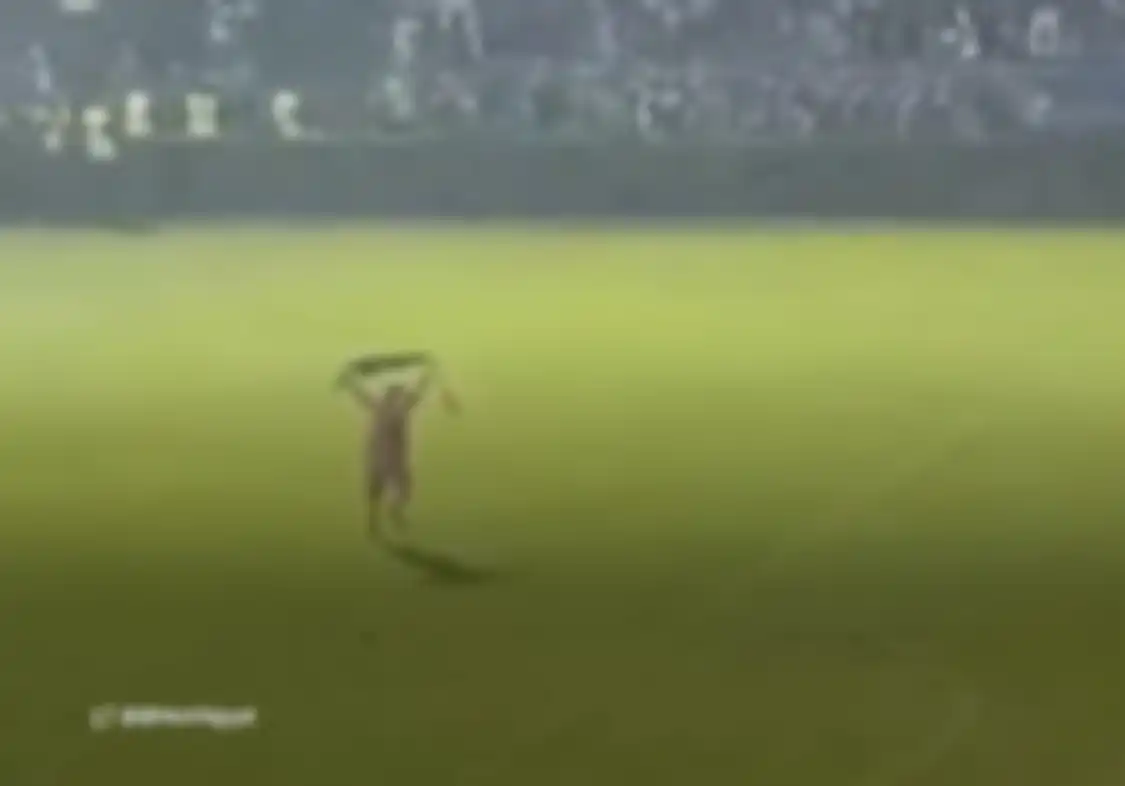 Rupanya sosok ini yang pertama turun ke lapangan hingga memicu kerusuhan di Stadion Kanjuruhan. Foto wajahnya terekam kamera.