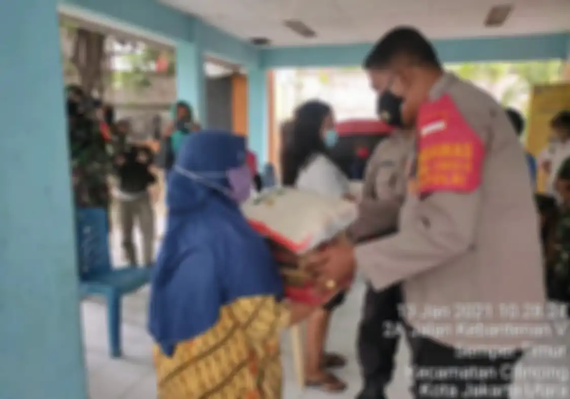 AKBP (Purn) Eko Setio Budi Wahono bagi-bagi bansos di Cilincing. Purnawirawan polisi ini menabrak mahasiswa UI sampai tewas.