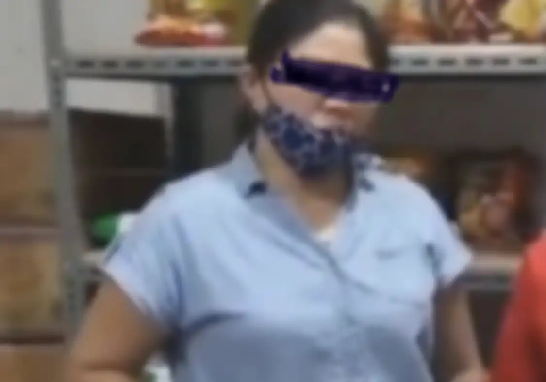 Emak-emak naik Mercy kepergok curi cokelat malah memaksa karyawan Alfamart minta maaf usai foto tampangnya viral. 