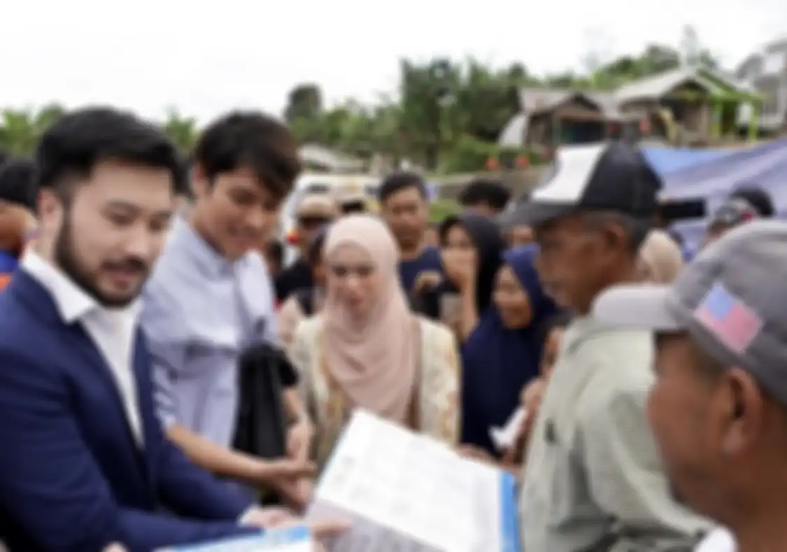 Senyum Lesti Kejora merekah di lokasi gempa Cianjur saat ditemani sahabat Raffi Ahmad. Foto Rizky Billar disorot.