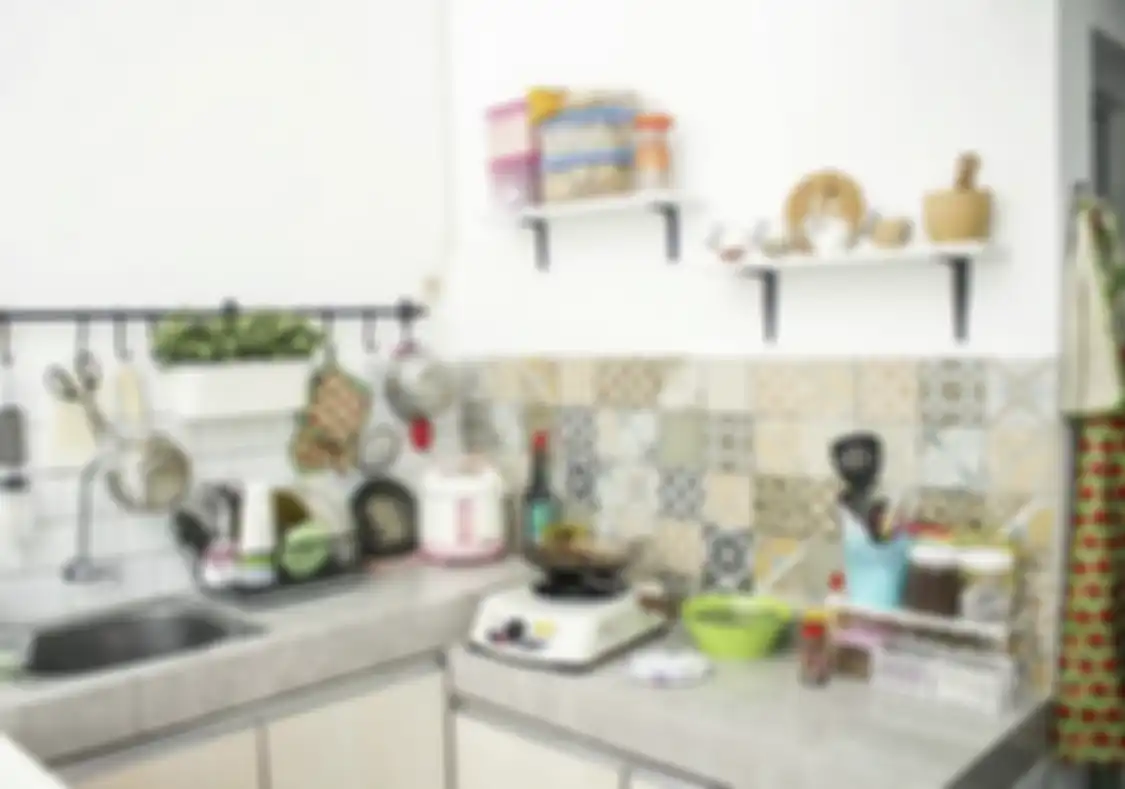 Tampilan desain dapur letter L membikin pemilik rumah minimalis jatuh hati. Tapi foto interiornya ungkap kekurangan ini. 