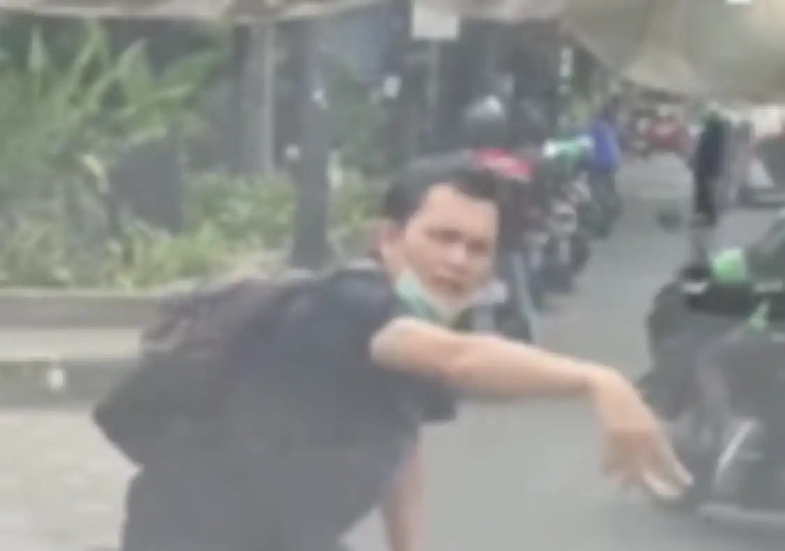 Foto pelaku pemerasan modus tabrak lari berasal dari tangkapan layar video viral yang merekam aksi gagalnya itu. Kini, diburu polisi.