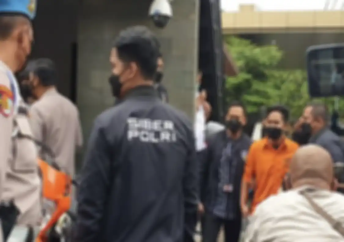 Crazy Rich Doni Salmanan bikin salfok Irfan Hakim saat mereview harga outfit yang dipakainya. Kini, Sultan Bandung pakai baju tahanan. 