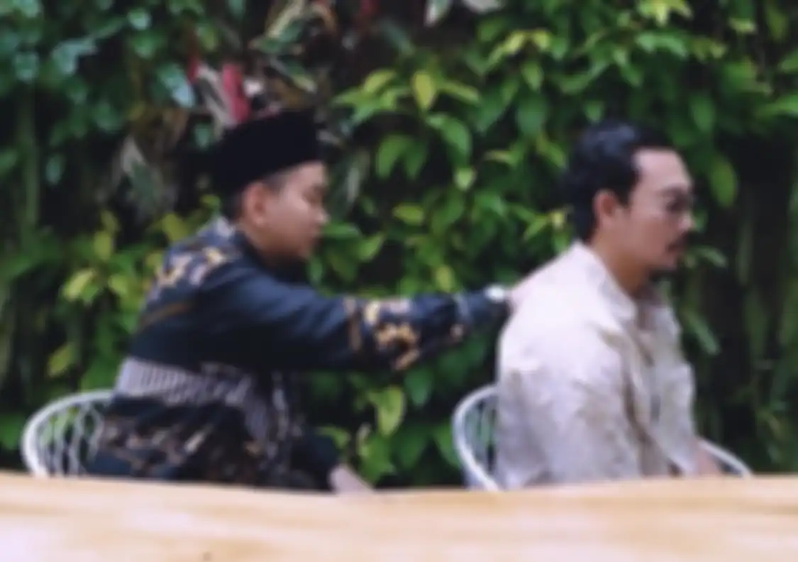 Foto Denny Sumargo diruqyah ustaz bikin heboh.