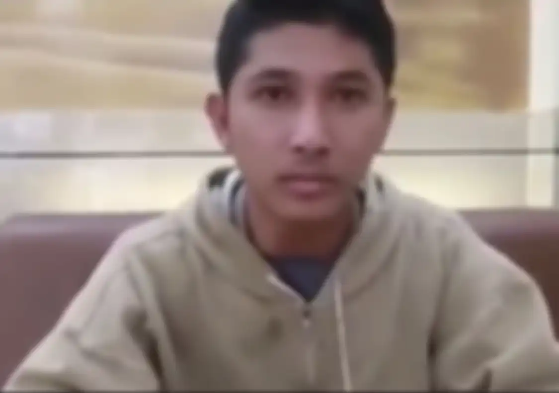Istri Bripda Ade Pratama nekat berbuat mesum dengan mantan pacaranya gegara ulah mertua. Suami sahnya disebut mirip Arya Saloka.