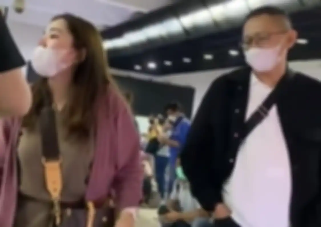 Berbarengan video terkait wanita muda yang menunjuk-nunjuk hingga memaki ibu Arteria Dahlan viral, netizen singgung karma anggota DPR.