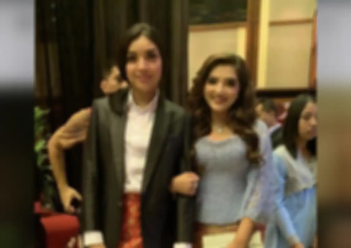 Millen Cyrus kembali nikin heboh. Kini, dia terlihat salat dengan sarung. Keponakan Ashanty bilang dia ingin dimakamkan sebagai pria tulen.
