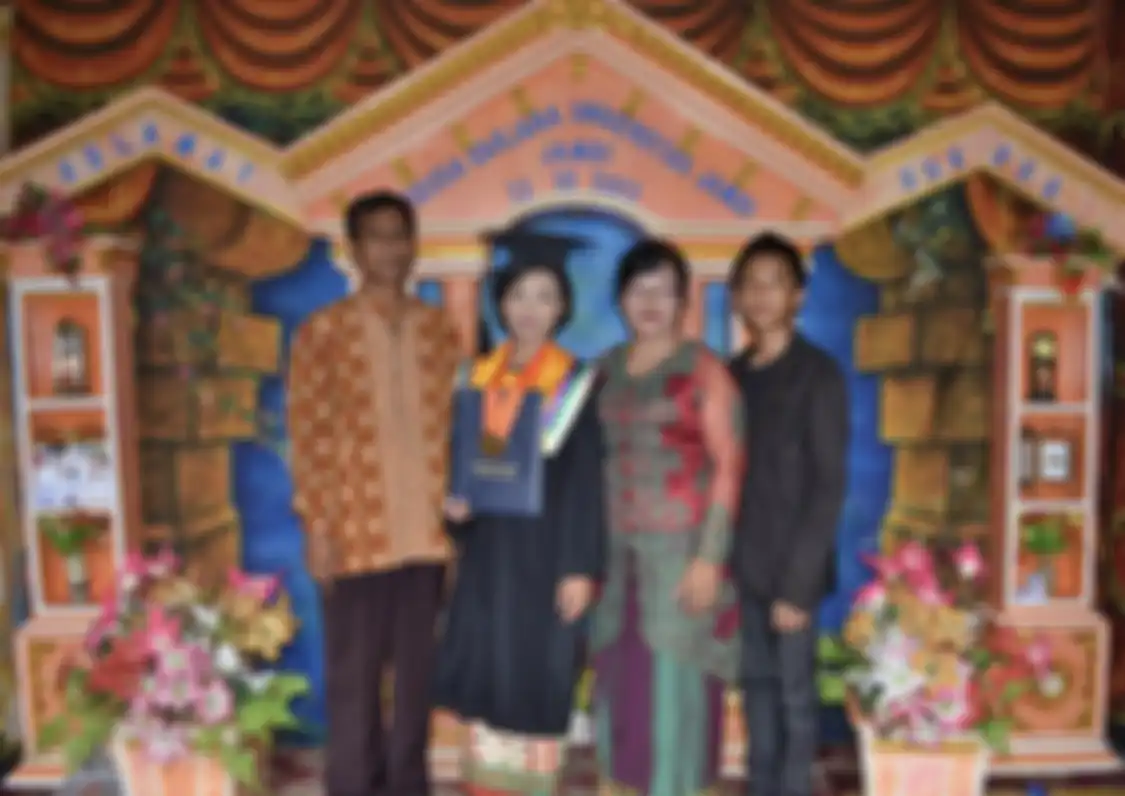 Cara orangtua Brigadir Yosua mendidik keluarga disorot, sebab dua anak gadisnya punya gelar mentereng. Foto sang ibunda bikin nyesek.
