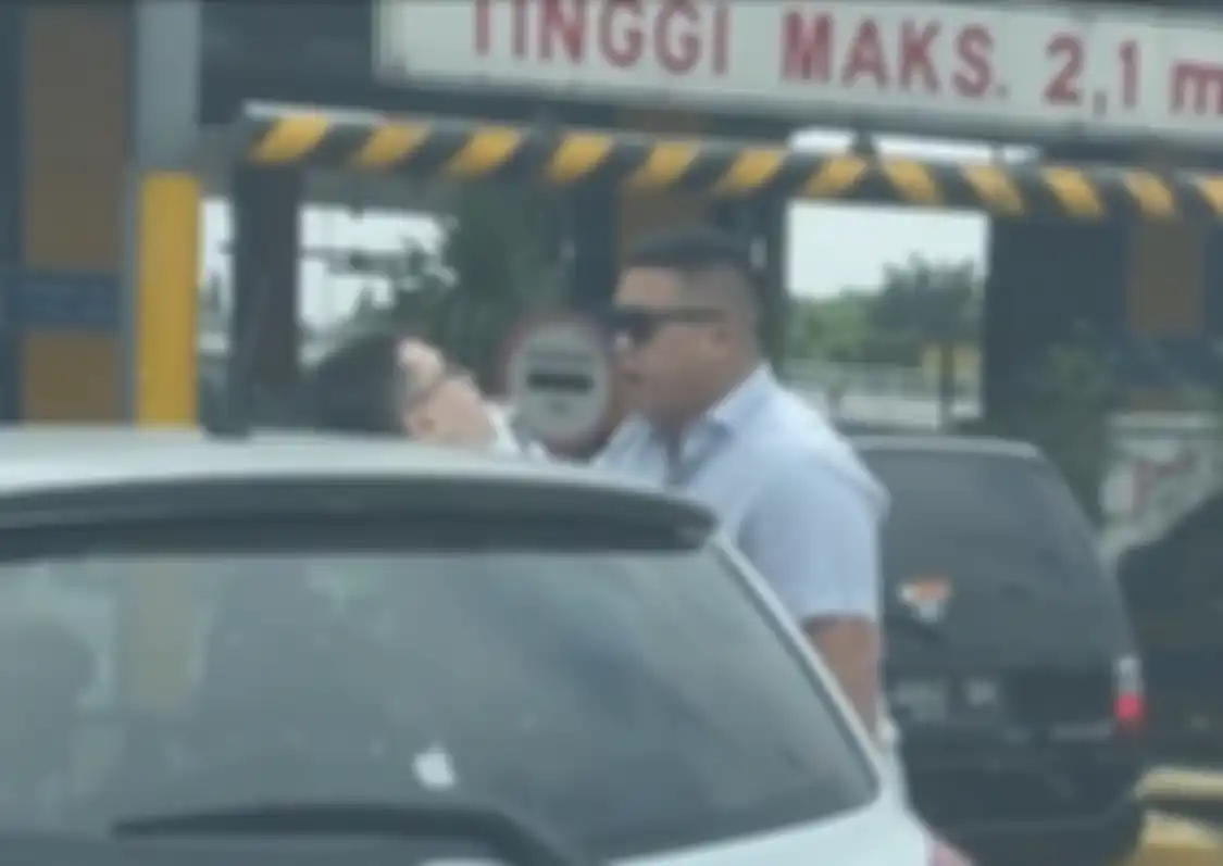 Foto wajah sopir Yaris yang ditampar pengemudi Pajero di tol Kebon Jeruk viral. Ternyata sopir Yaris ini punya profesi mentereng. 