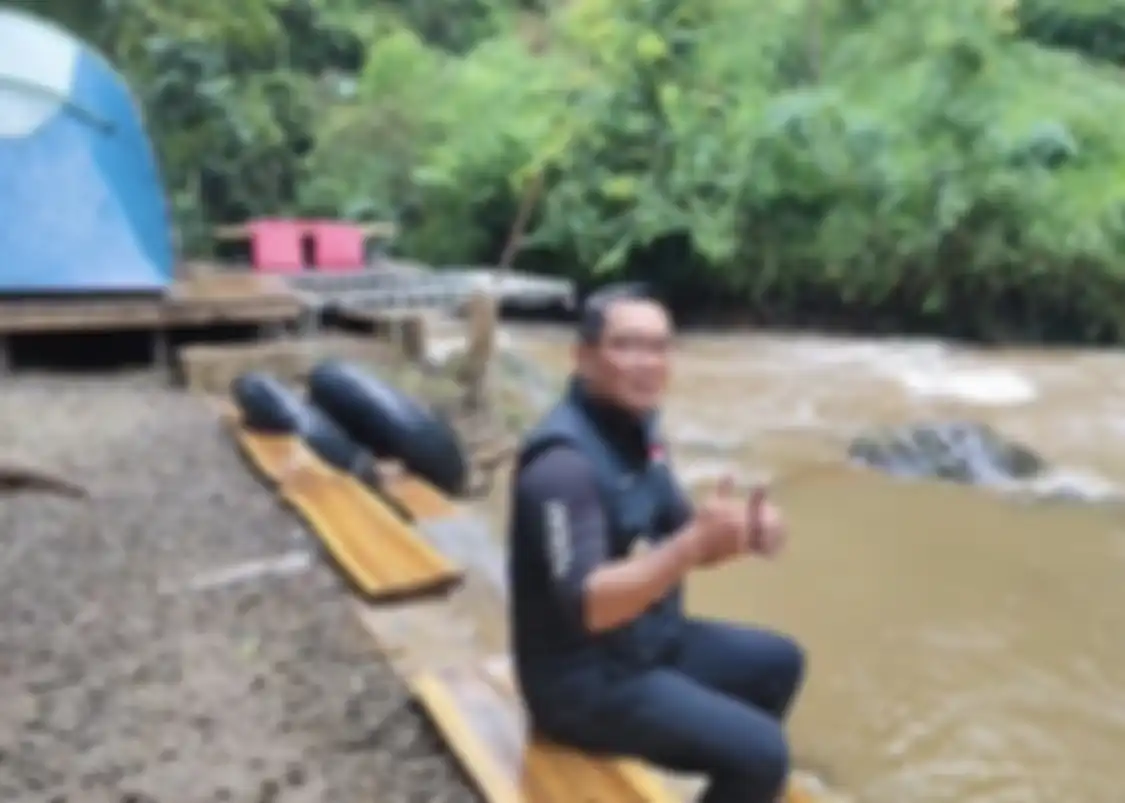 Dalam foto yang dia bagikan, Ridwan Kamil terlihat tertawa melihat aktivitas wisata yang dilakukan pegunjung. Tapi, netizen terkejut gegara ini.