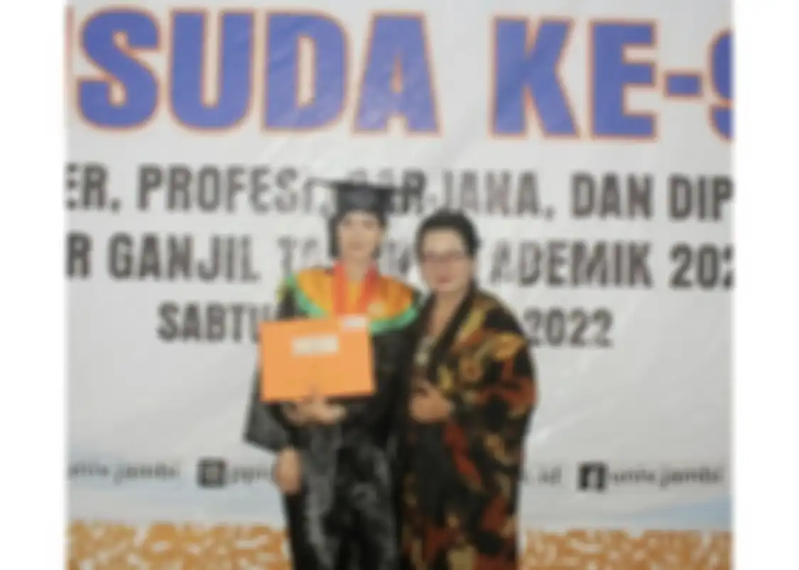 Cara orangtua Brigadir Yosua mendidik keluarga disorot, sebab dua anak gadisnya punya gelar mentereng. Foto sang ibunda bikin nyesek.