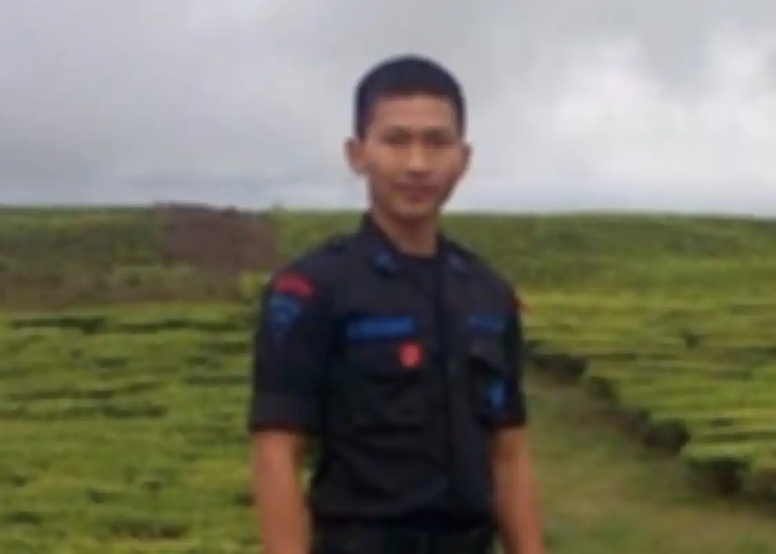 Brigadir J sampai mengiba ke eksekutornya tangannya sudah ditaruh di dada. Foto Yosua baru lulus Brimob diunggah di media sosial.
