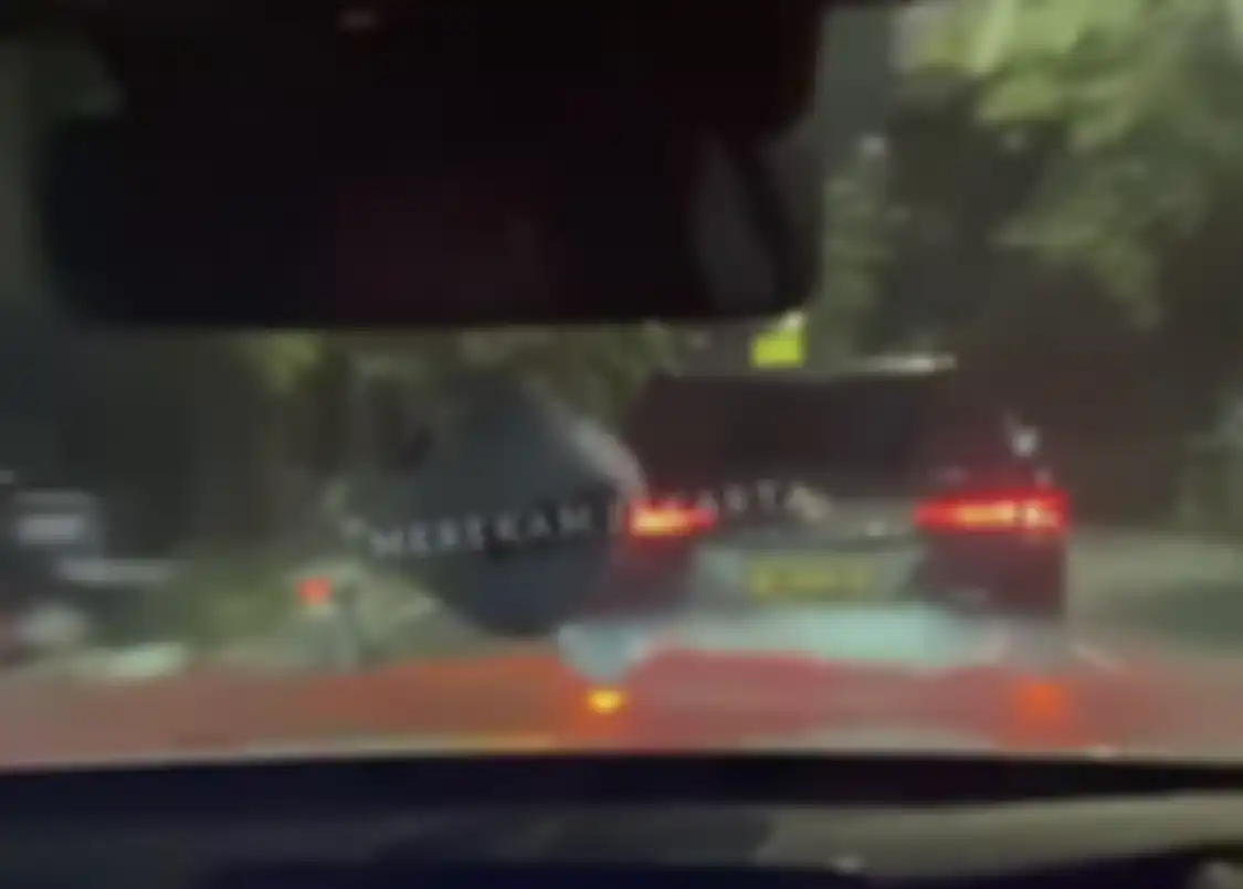 Dalam foto yang viral di media sosial, mobil Fortuner yang melawan arus sebelum menabrak itu memakai pelat dinas polisi bernomor 3488-07. 