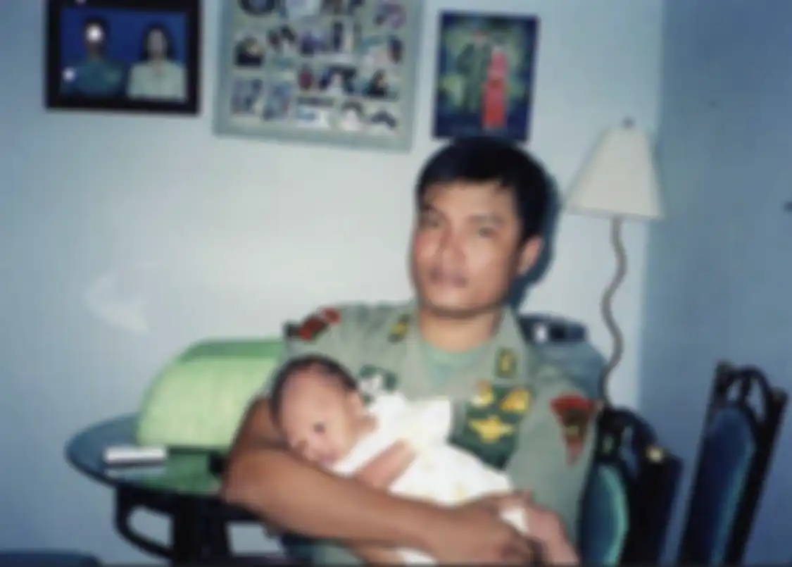 Dalam foto lawas, Widi terlihat duduk sebangku dengan Tukul Arwana. Widi dan Tukul terlihat berbincang akrab dalam sebuah acara. 