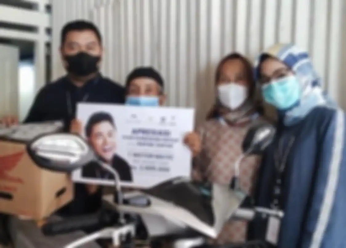 Kakek Safaruddin yang rela bersepeda 15 kilometer demi divaksin viral usai mendapat motor dari Ivan Gunawan.