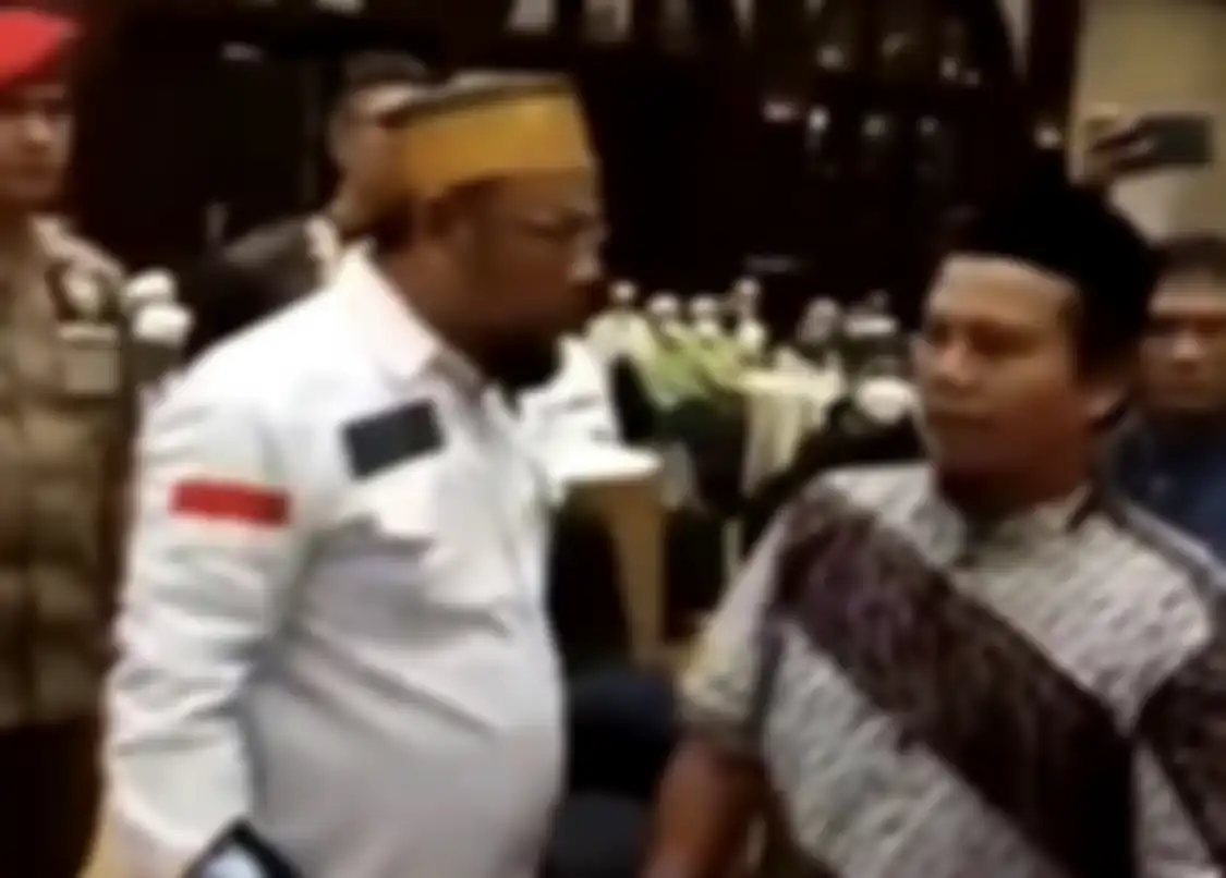 Ini foto tampang peserta deklarasi Anies Baswedan Capres 2024 yang ngotot memasang bendera HTI di panggung acara. 