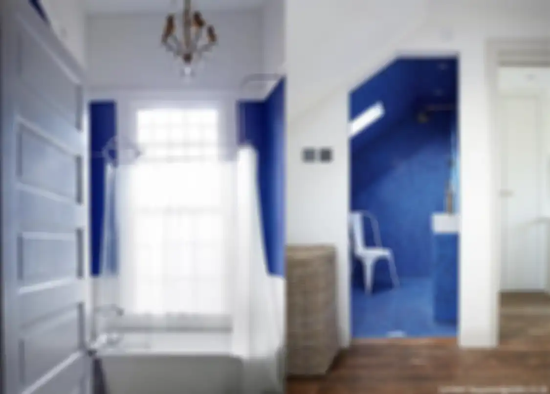 Desain kamar mandi sempit ini memiliki kelebihan dengan membuat pemilknya bebas bergerak. Foto interiornya ungkap trik rahasia.