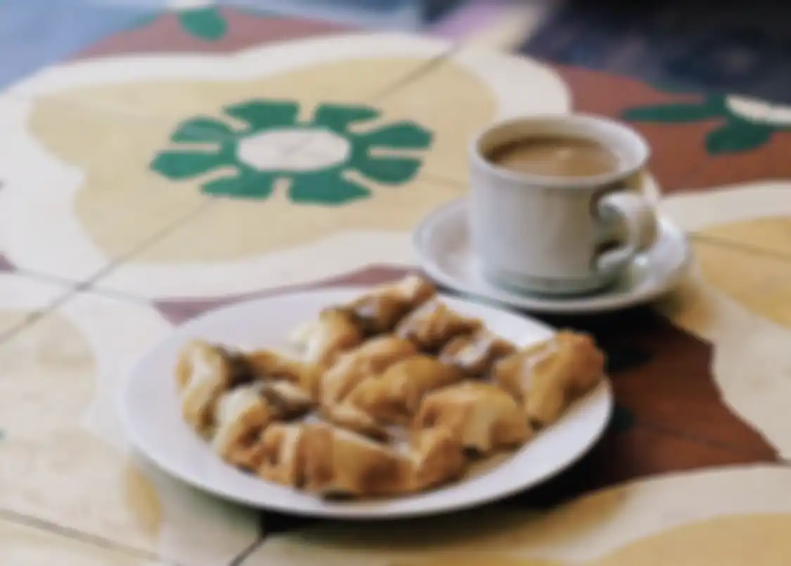 Warung Kopi Purnama wajib dikunjungi saat mencari sarapan enak di Bandung. Intip yuk foto aesthetic tempat wisata kuliner legendaris.